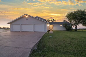 Property amenity - 7 Palms by Miss Kitty’s (Rockport)