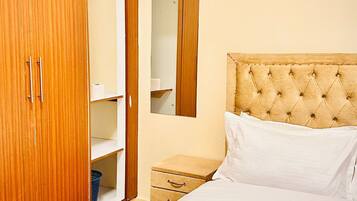 2 bedrooms, iron/ironing board, WiFi