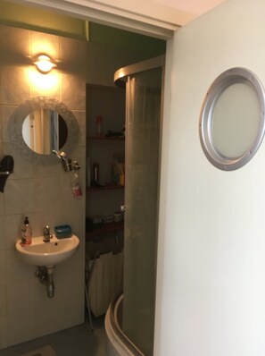 Haartrockner, Handtücher, Toilettenpapier