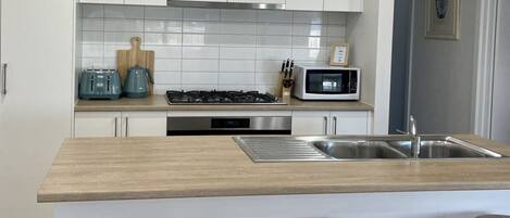 Frigorífico, microondas, horno y placa de cocina