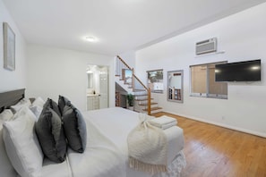 Interior - Belmont Shore Retreat Rooftop Lounge, Putting Green & Near 2nd Street Beaches (Long Beach)