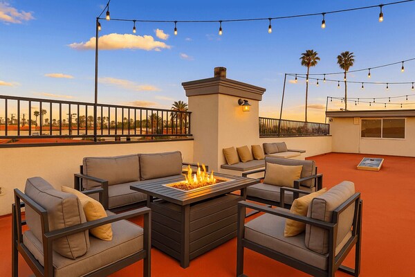 Belmont Shore Retreat Rooftop Lounge, Putting Green & Near 2nd Street Beaches - Carson, CA