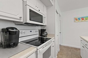House, Multiple Beds (Blue Surf 22) | Private kitchen
