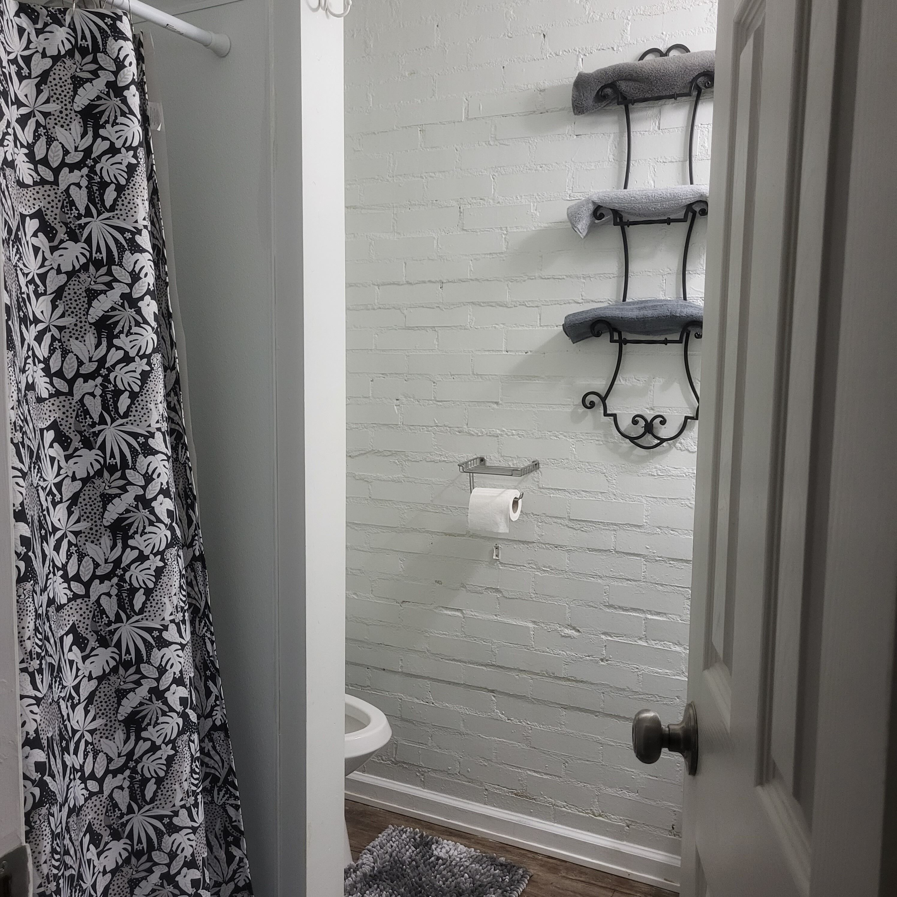 Sèche-cheveux, serviettes fournies, savon, papier toilette