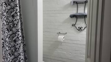 Sèche-cheveux, serviettes fournies, savon, papier toilette