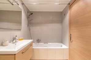 Haartrockner, Handtücher, Seife, Toilettenpapier