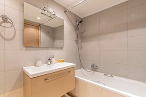 SĂšche-cheveux, serviettes fournies, savon, papier toilette