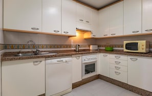 Frigorifero, forno, piano cottura, lavastoviglie