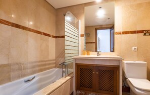 Shower - Cozy apartment in Estepona with WiFi (Estepona)