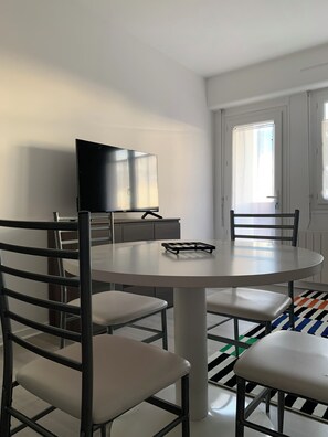 Dining - Studio Colonel à Rochefort - Proche Thermes + Parking privé 🚗 (Rochefort)