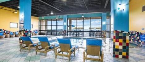 Innendørsbasseng og utendørsbasseng