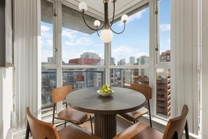 Dining - Cozy condo in Downtown Vancouver. All amenities needed to enjoy your vacation. (Vancouver)