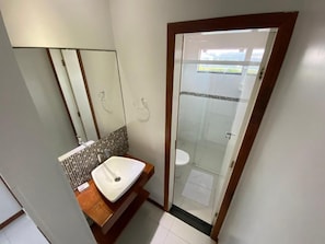 Haartrockner, Handtücher, Seife, Toilettenpapier