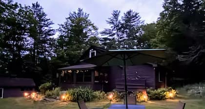 Butterfly Bungalow! Charming 2-bedroom Cabin and Studio in delightful Otis, MA