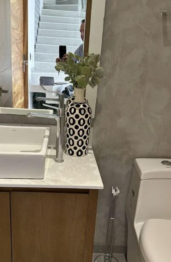 Sèche-cheveux, serviettes fournies, savon, papier toilette