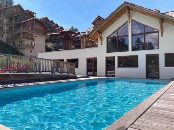 من حمّامات السباحة المغطاة، حمّام سباحة خارجي