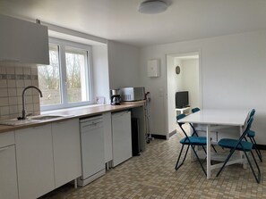 Mikrovågsugn, ugn, spishäll och diskmaskin