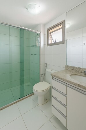 Shower, hair dryer, bidet, towels