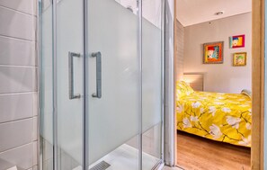 1 habitación, tabla de planchar con plancha y wifi gratis