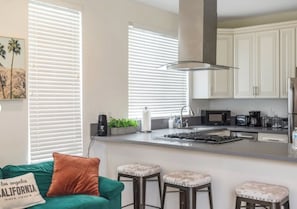 Four à micro-ondes, un four, surface de cuisson, lave-vaisselle