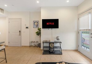 Interior - Comfy 2bed apartment with Private Balcony, Rooftop, & A/C near Griffith Park (Los Angeles)