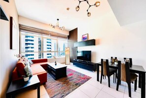 Smart TV - Best View in Marina Dubai, Marina View Tower (Dubai)