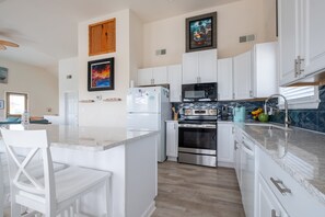 Kühlschrank, Mikrowelle, Ofen, Geschirrspüler