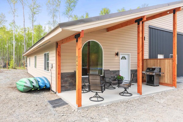 Terrace/patio - Nestled Between Two Lakes Relaxing 2-bed house w/ Wi-Fi in charming Meadow Lakes (Wasilla)