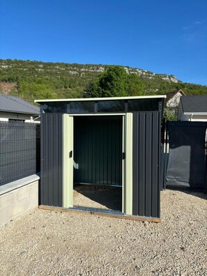 المنطقة المحيطة بالمنشأة