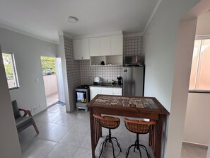 Microondas, horno, parrilla de estufa y utensilios de cocina 