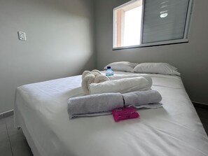 1 quarto, escrivaninha, ferros/tábuas de passar roupa, roupa de cama