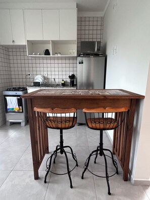 Mikroaaltouuni, uuni, liesi, keittoastiat/astiat/ruokailuvälineet