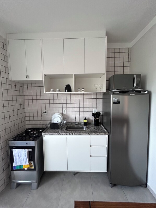 Micro-ondas, fogão, cooktop, talheres/pratos/utensílios de cozinha