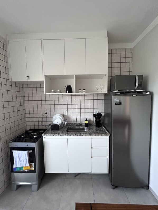 Mikrowelle, Ofen, Herdplatte, Kochgeschirr/Geschirr/Besteck