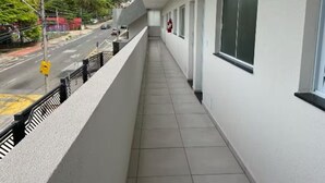 A long, narrow balcony with a tiled floor and a railing. - Comfort and practicality in the heart of Sorocaba (Jardim Santa Rosália Sorocaba)