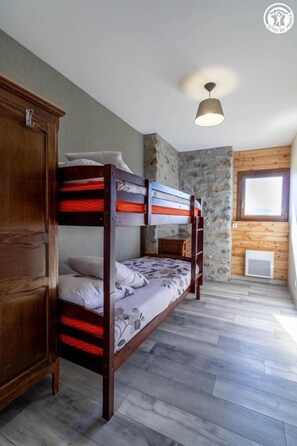 2 chambres, fer et planche Ă repasser, lit parapluie, draps fournis