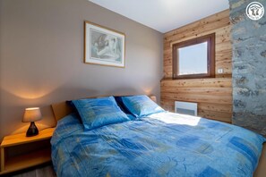 2 quartos, ferros/tábuas de passar roupa, berço de viagem, roupa de cama