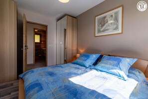2 chambres, fer et planche Ă repasser, lit parapluie, draps fournis