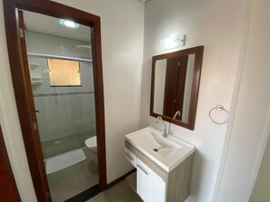 Sèche-cheveux, serviettes fournies, savon, papier toilette