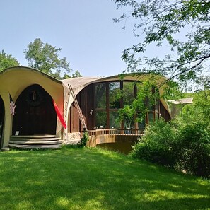 Exterior - HOUSE OF THE FUTURE MANSION, 2 HUGE BEDROOMS w/ WiFi, AC in Woods of W. Lansing (Lansing)