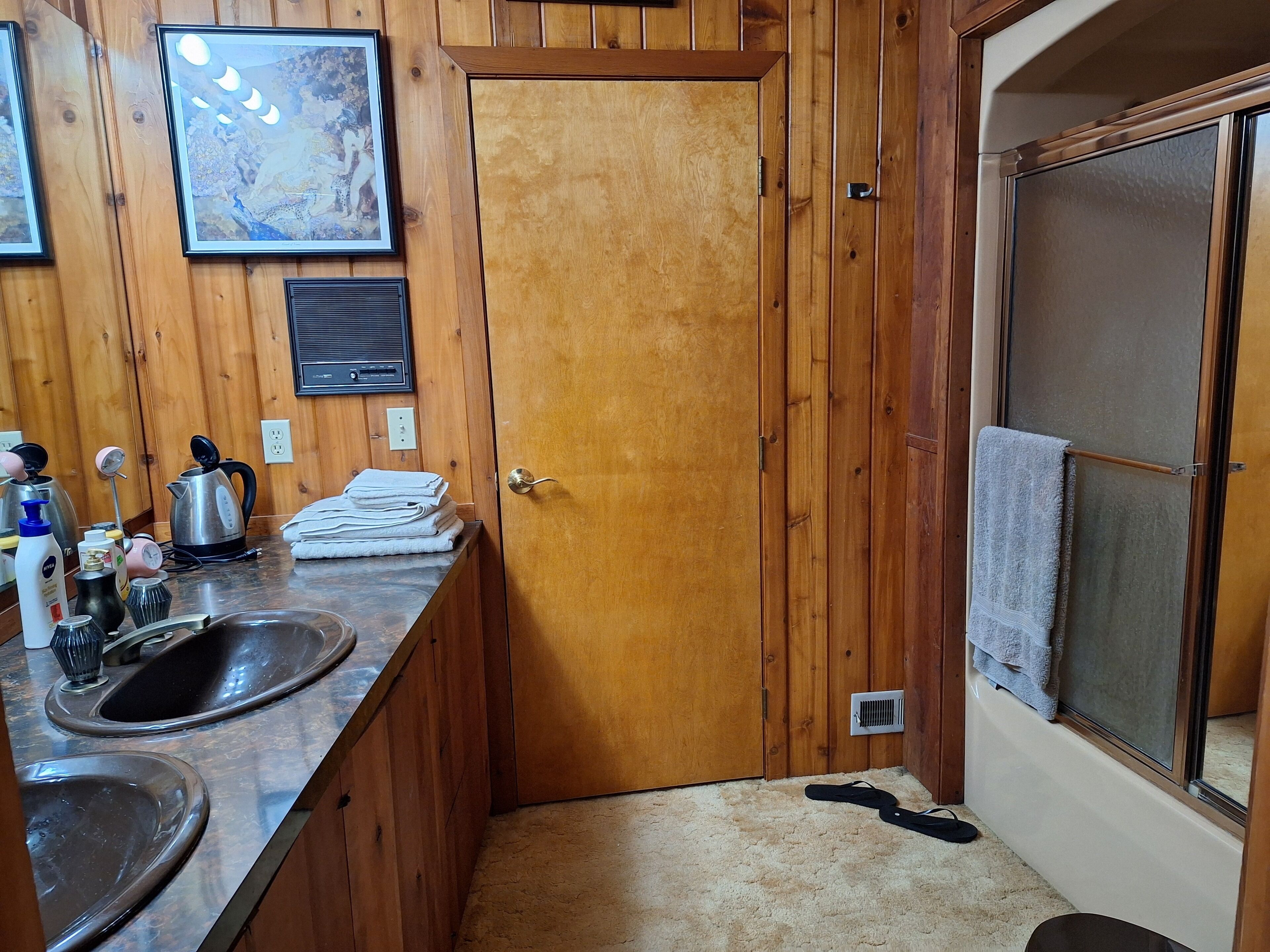 Fridge, microwave, oven, coffee/tea maker