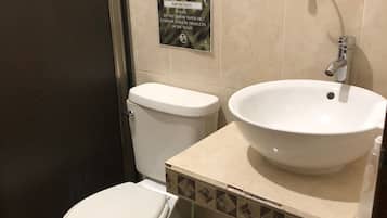 Asrama Umum Basic, pemandangan kebun | Kamar mandi | Shower, handuk, sabun, dan sampo