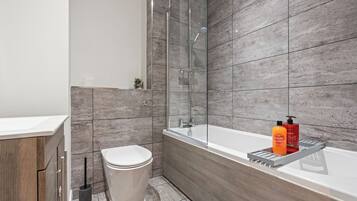 Apartemen, 2 kamar tidur, dapur, pemandangan kota | Kamar mandi | Sandal