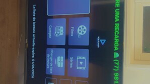 Um visor digital com vários ícones e texto, incluindo uma data e um número de telefone.