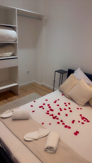 2 chambres, fer et planche à repasser, Wi-Fi, draps fournis