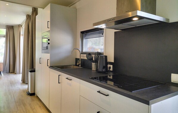 Kühlschrank, Geschirrspüler, Wasserkocher mit Kaffee-/Teezubehör