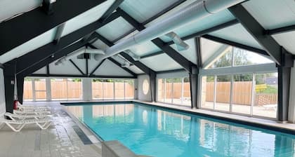 Accommodation sleeps 6 in quiet location Swimming pool open until 15/09 Pets welcome