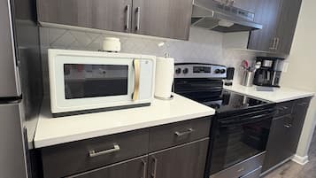 Microwave, oven, kompor, dan mesin pencuci piring