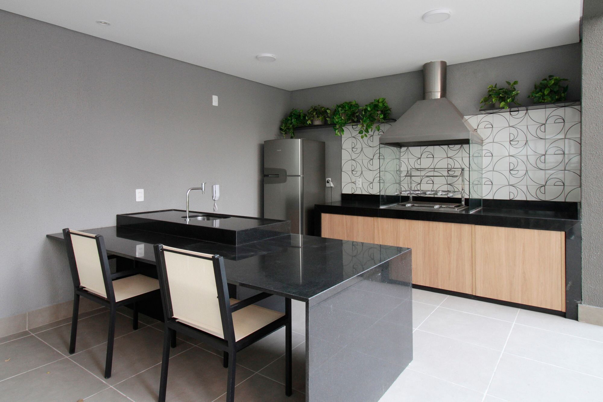 Een koelkast, een microgolfoven, een koffiezetapparaat/waterkoker