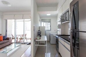 Kühlschrank, Mikrowelle, Ofen, Wasserkocher mit Kaffee-/Teezubehör